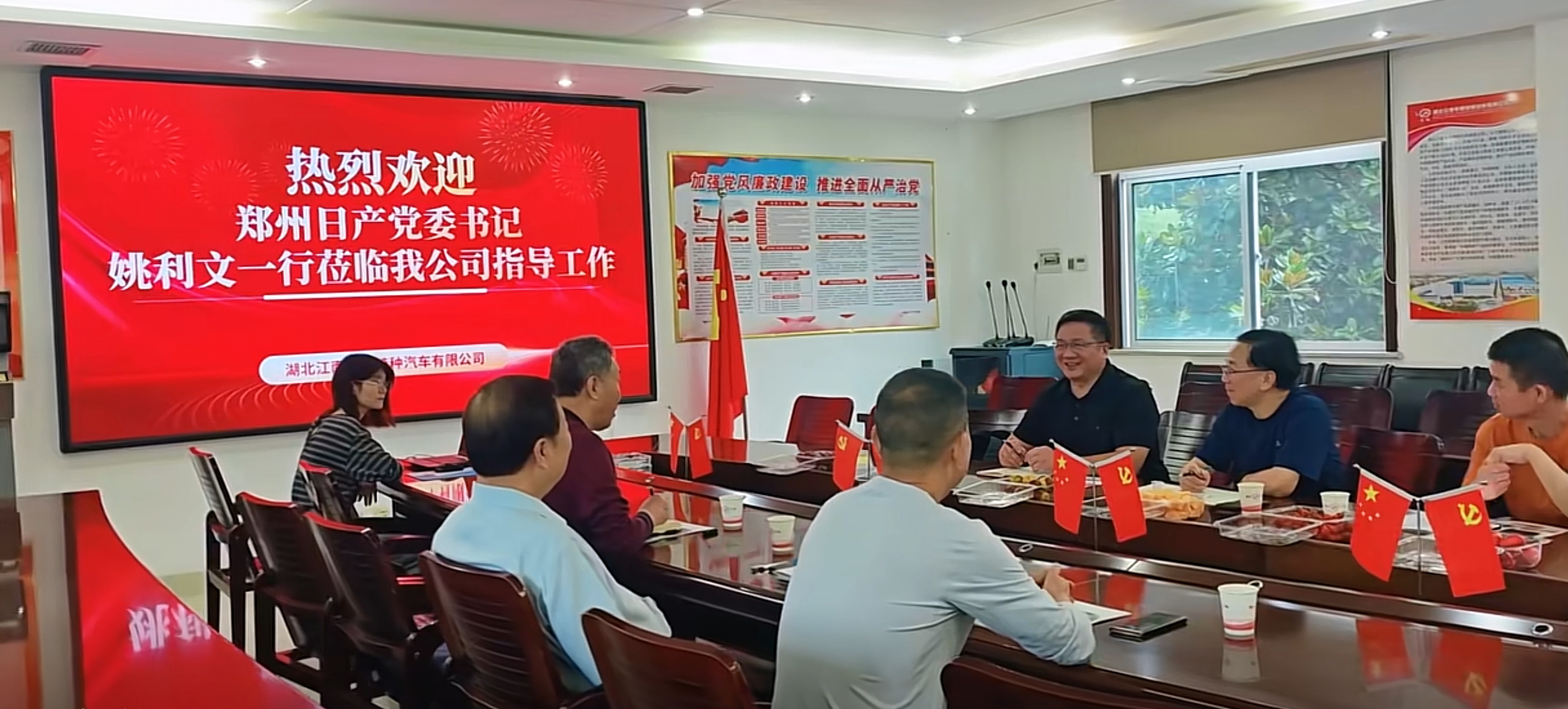 双方围绕皮卡底盘消防车改装座谈交流